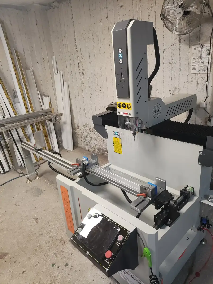 CNC κέντρο κατεργασίας προφίλ αλουμινίου στο εργαστήριο