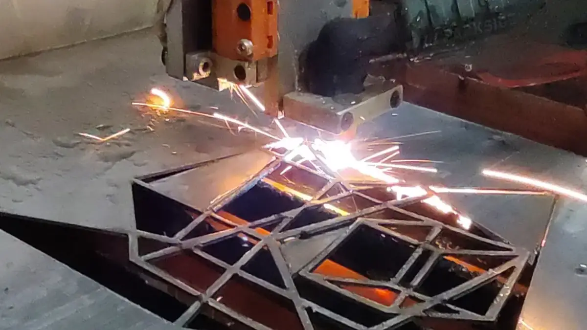 CNC plasma κοπή μεταλλικού σχεδίου με ακρίβεια