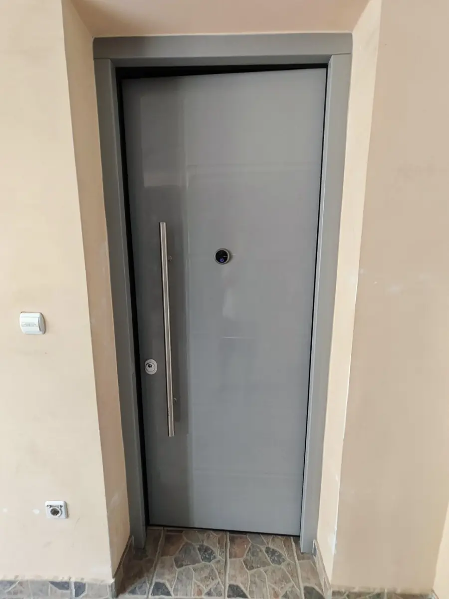 Σύγχρονη γκρι θωρακισμένη πόρτα εισόδου